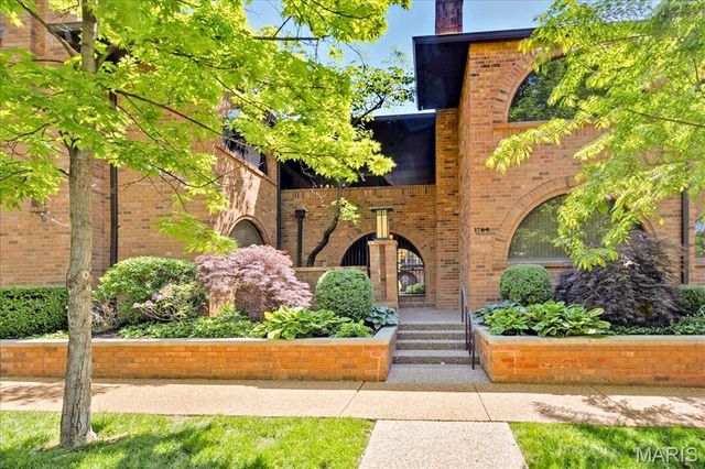 182 N Brentwood Boulevard 3, Clayton, MO 63105