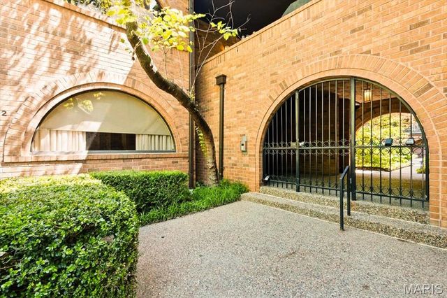 182 N Brentwood Boulevard 3, Clayton, MO 63105