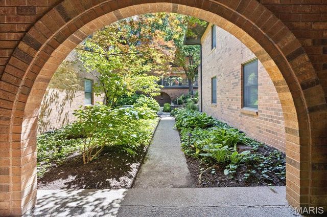 182 N Brentwood Boulevard 3, Clayton, MO 63105