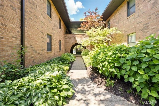 182 N Brentwood Boulevard 3, Clayton, MO 63105