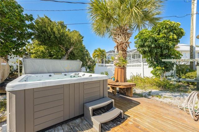 434 Lagoon DR, Sanibel, FL 33957
