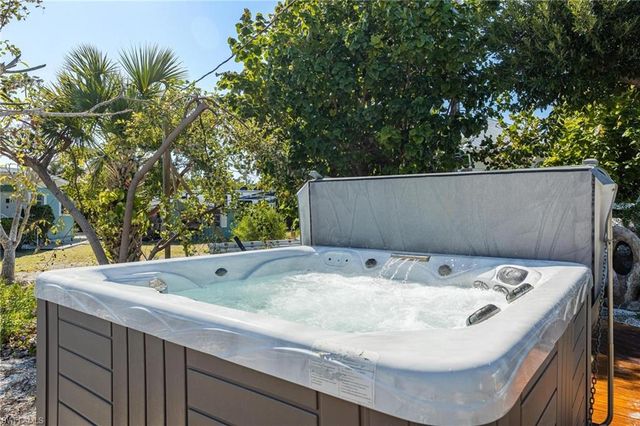 434 Lagoon DR, Sanibel, FL 33957