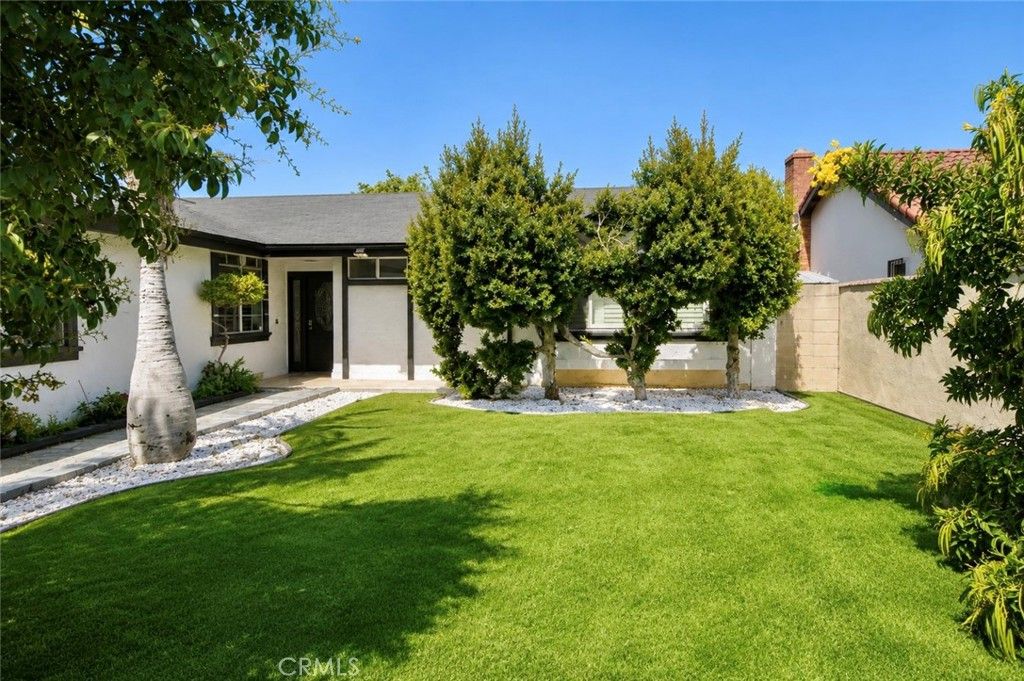 Image 2 of property listing at 2606 S Poplar, Santa Ana, CA 92704