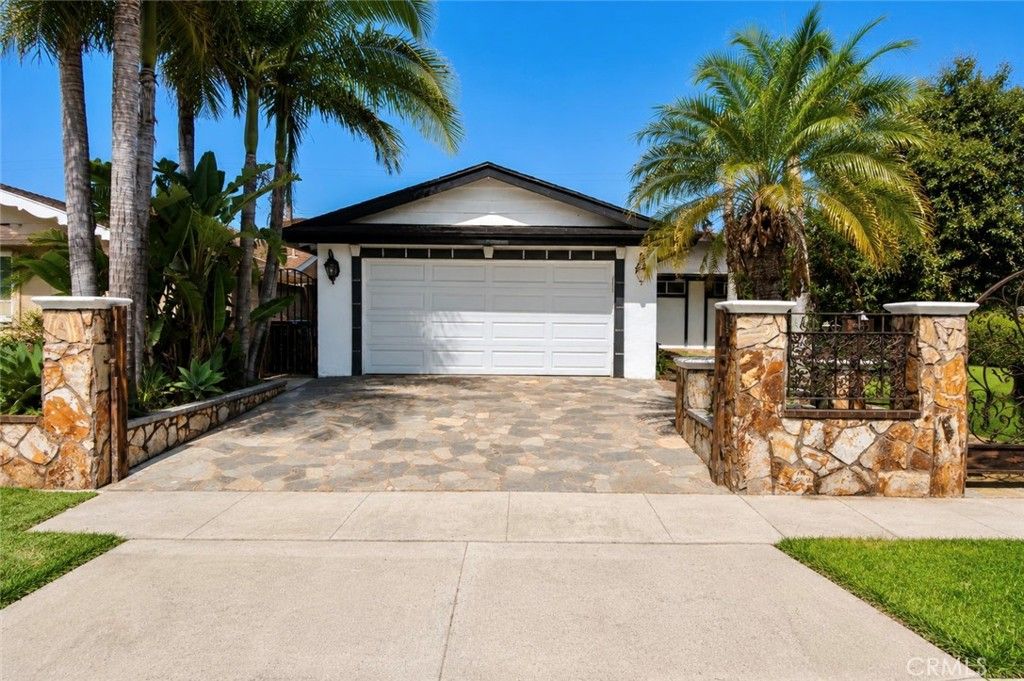 Image 3 of property listing at 2606 S Poplar, Santa Ana, CA 92704