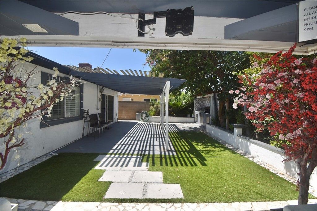 Image 4 of property listing at 2606 S Poplar, Santa Ana, CA 92704