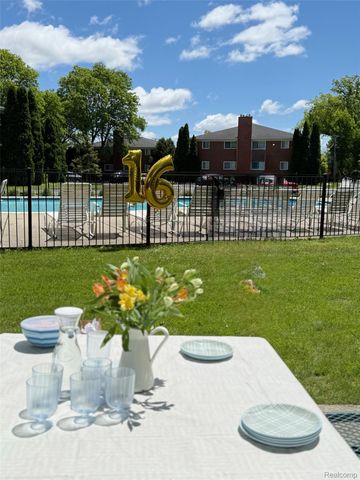 401 N Eton Street 105, Birmingham, MI 48009