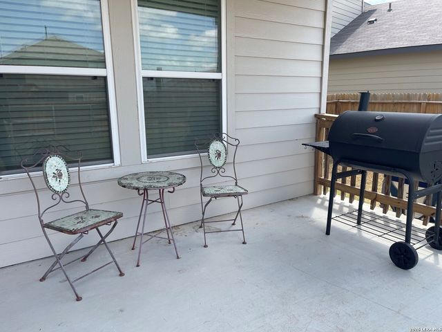 105 CHIPPING ALLEY, Floresville, TX 78114