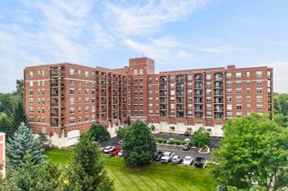 1700 RIVERWOODS Drive 706, Melrose Park, IL 60160