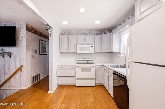 4 Roosevelt Terrace, Howell, NJ 07731