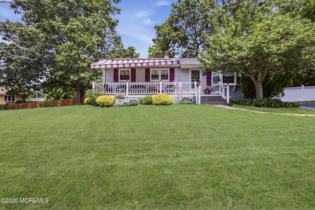 4 Roosevelt Terrace, Howell, NJ 07731