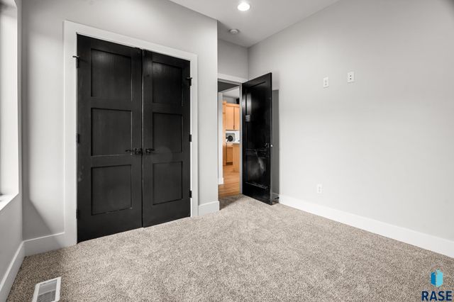 917 N Sylvan Dr, Sioux Falls, SD 57110