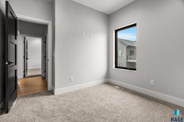 917 N Sylvan Dr, Sioux Falls, SD 57110