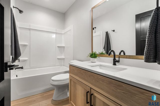 917 N Sylvan Dr, Sioux Falls, SD 57110