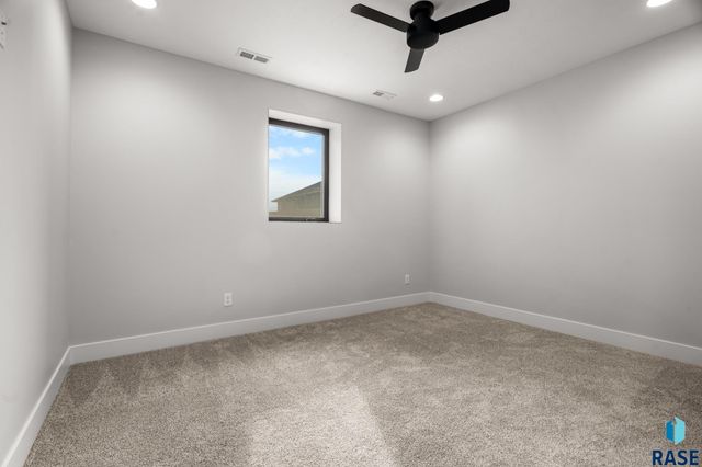 917 N Sylvan Dr, Sioux Falls, SD 57110