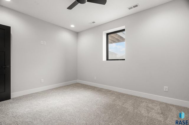 917 N Sylvan Dr, Sioux Falls, SD 57110