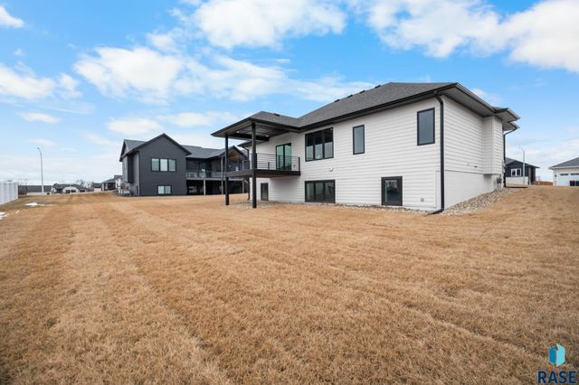 917 N Sylvan Dr, Sioux Falls, SD 57110