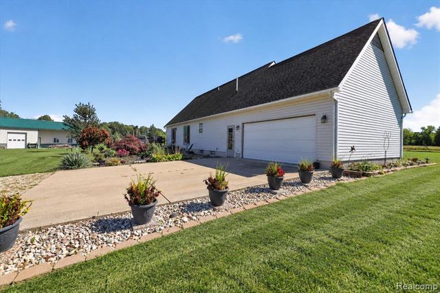 800 Mary Lee Drive, Carleton, MI 48117