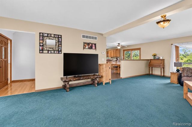 800 Mary Lee Drive, Carleton, MI 48117