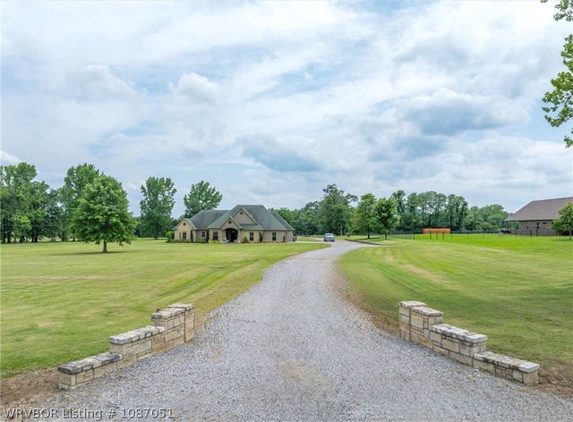 3414 Bugscuffle Road, Lavaca, AR 72941