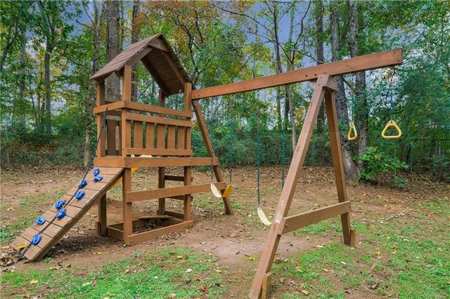 942 Cadencia SW Way, Lilburn, GA 30047