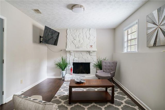 942 Cadencia SW Way, Lilburn, GA 30047