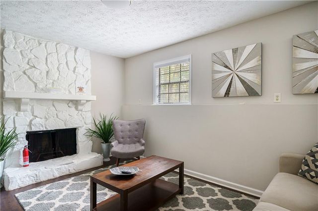 942 Cadencia SW Way, Lilburn, GA 30047