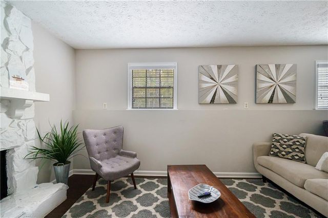 942 Cadencia SW Way, Lilburn, GA 30047