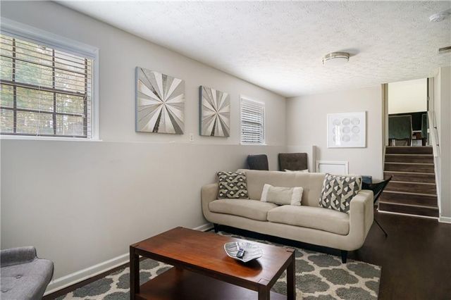 942 Cadencia SW Way, Lilburn, GA 30047