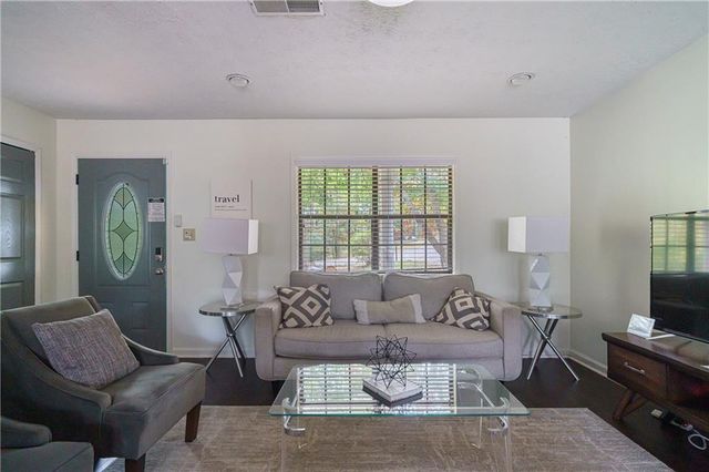 942 Cadencia SW Way, Lilburn, GA 30047