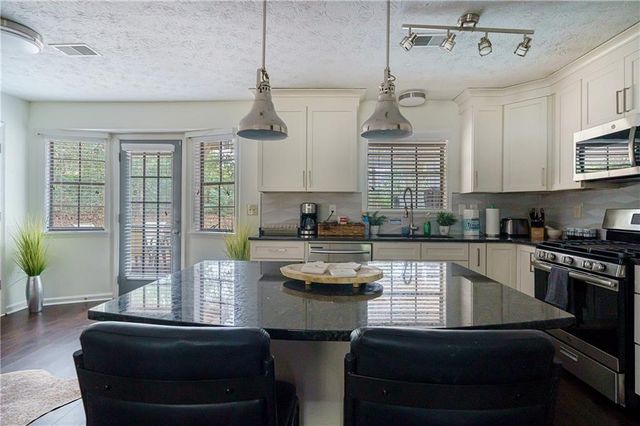 942 Cadencia SW Way, Lilburn, GA 30047