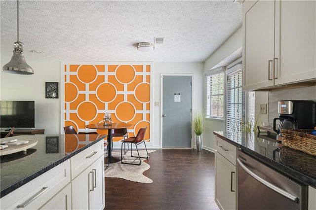 942 Cadencia SW Way, Lilburn, GA 30047