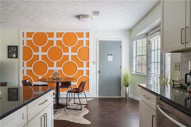 942 Cadencia SW Way, Lilburn, GA 30047