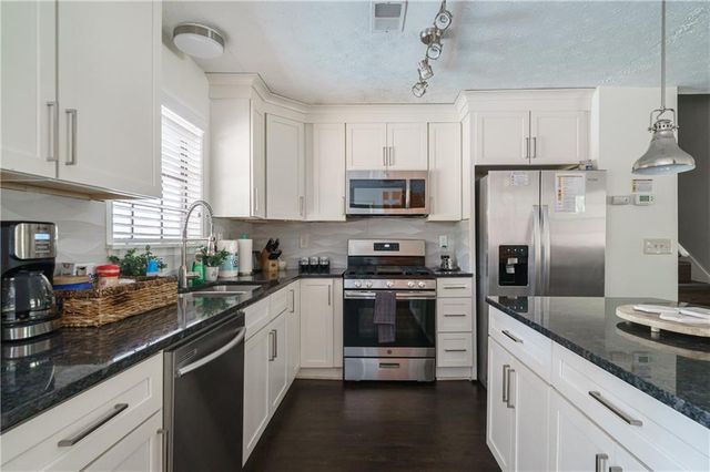 942 Cadencia SW Way, Lilburn, GA 30047