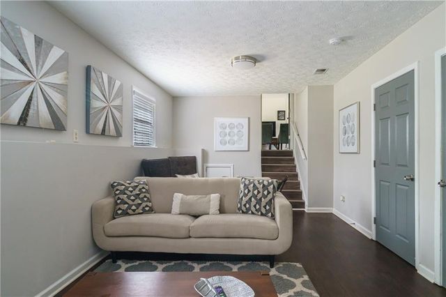 942 Cadencia SW Way, Lilburn, GA 30047