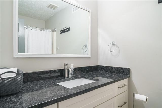 942 Cadencia SW Way, Lilburn, GA 30047