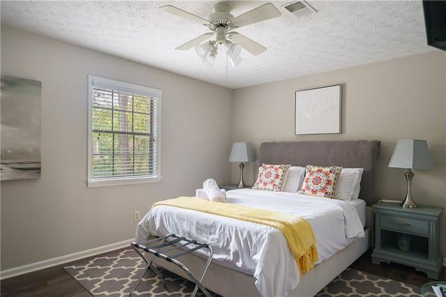 942 Cadencia SW Way, Lilburn, GA 30047