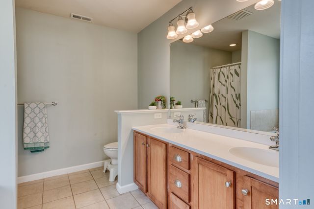 194 Sterling Drive 194, Newington, CT 06111