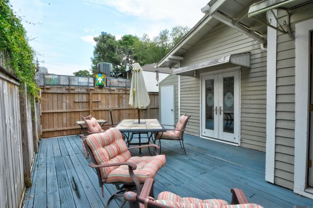 647 Bungalow Ln, Baton Rouge, LA 70802