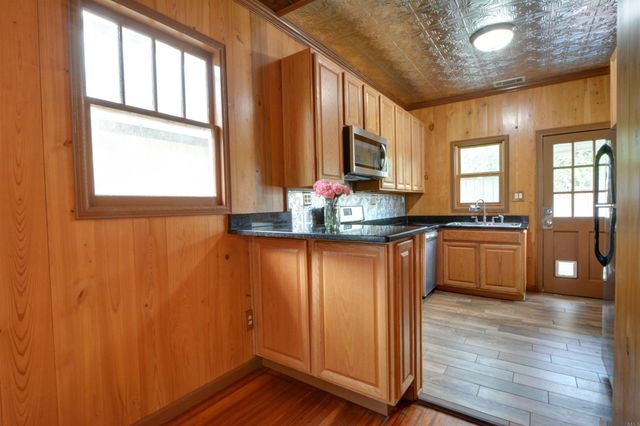 647 Bungalow Ln, Baton Rouge, LA 70802