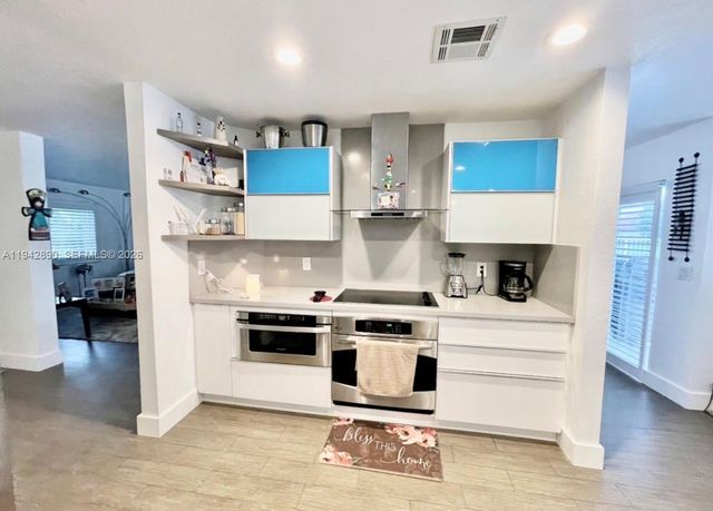 155 Granada Ave, Weston, FL 33326