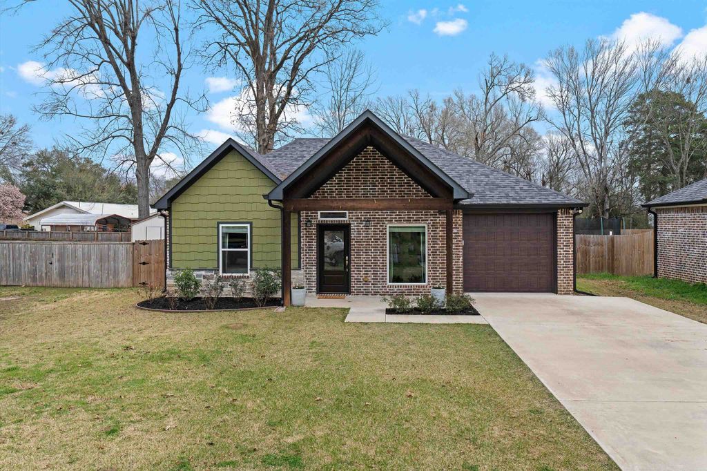 192 N Pinewood DR, Carthage, TX 75633