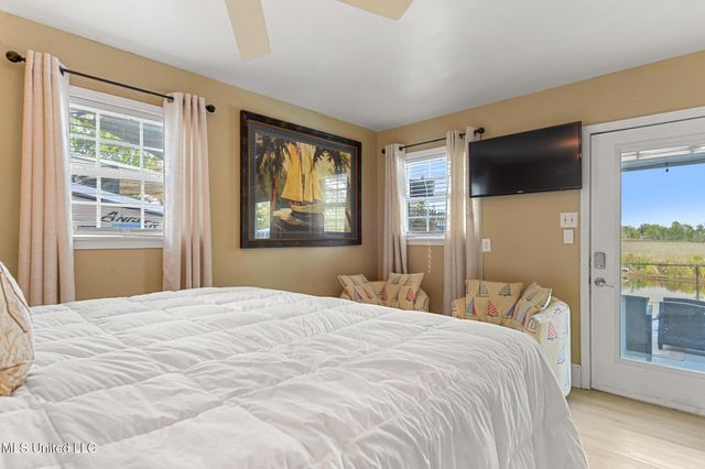 5236 N Shore Circle, Moss Point, MS 39563