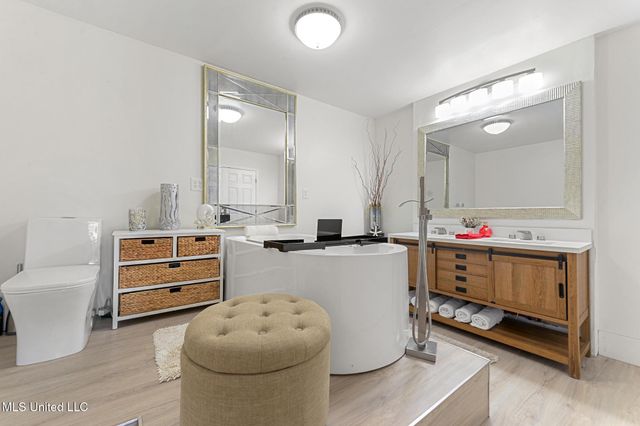 5236 N Shore Circle, Moss Point, MS 39563