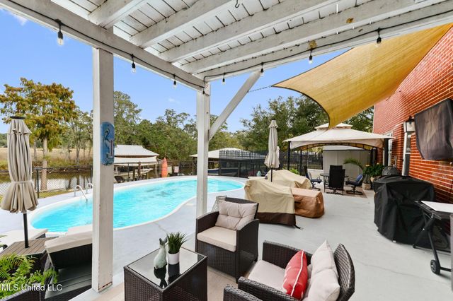 5236 N Shore Circle, Moss Point, MS 39563