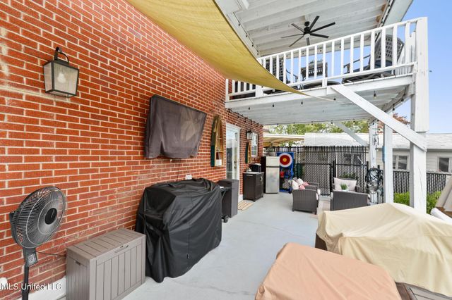 5236 N Shore Circle, Moss Point, MS 39563