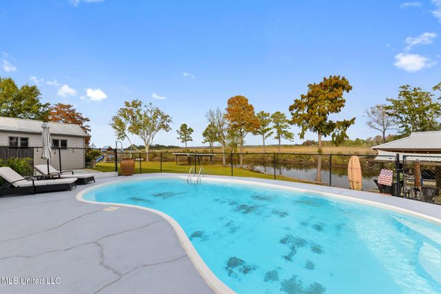 5236 N Shore Circle, Moss Point, MS 39563
