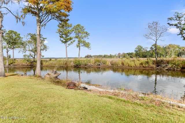 5236 N Shore Circle, Moss Point, MS 39563