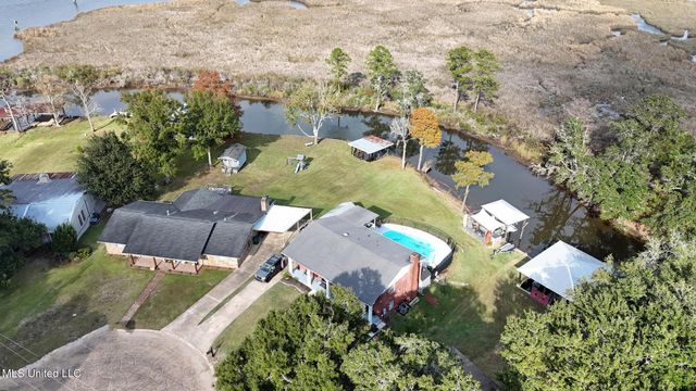 5236 N Shore Circle, Moss Point, MS 39563