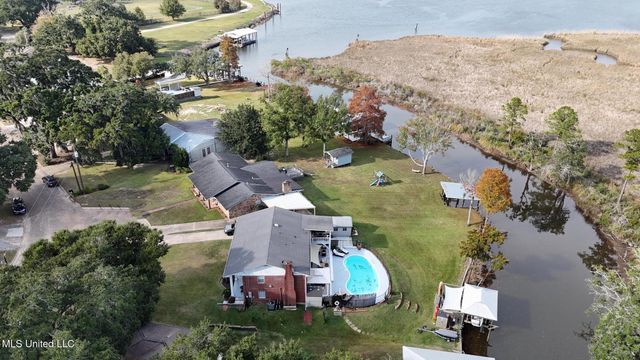 5236 N Shore Circle, Moss Point, MS 39563