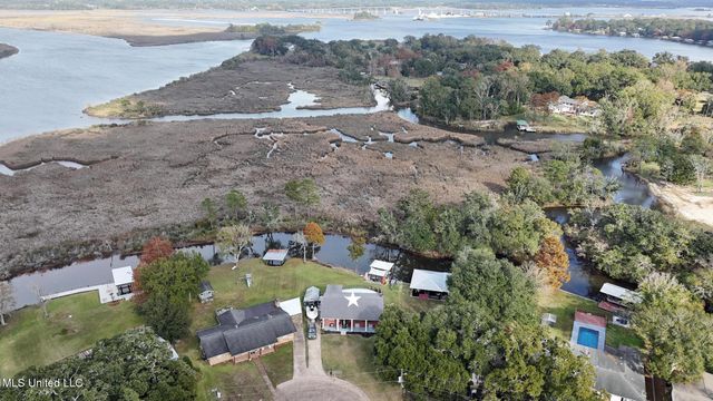 5236 N Shore Circle, Moss Point, MS 39563